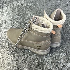 Women’s outdoor boots 8.5